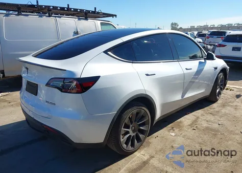 2023 Tesla Model Y Awd/Long Range Dual Motor All-Wheel Drive z USA, uszkodzony, nr VIN 7SAYGDEE1PF636340
